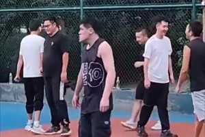 哈哈哈，这哥们盖完帽后，实在满场找女生吗？?